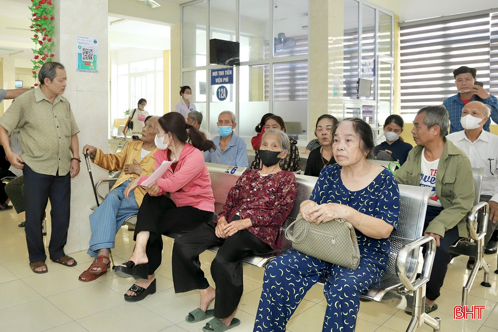 Người cao tuổi đối mặt với thời tiết nóng nực tại Việt Nam