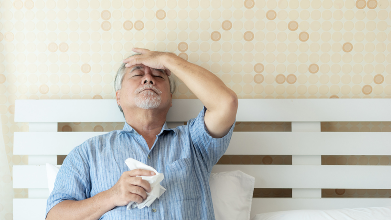 Người cao tuổi đối mặt với thời tiết nóng nực tại Việt Nam