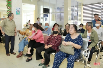 Người cao tuổi đối mặt với thời tiết nóng nực tại Việt Nam